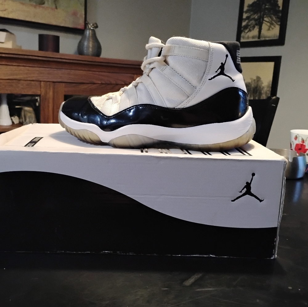 Jordan Retro High Tops - Picture 2 of 12